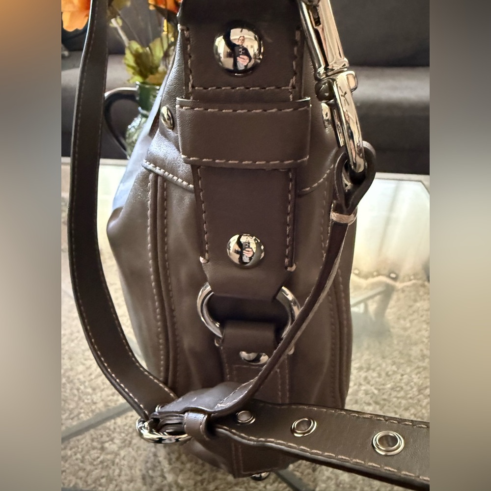 The Coach F14706 is a vintage-style large "Zoe" hobo shoulder bag - Picture 3 of 13